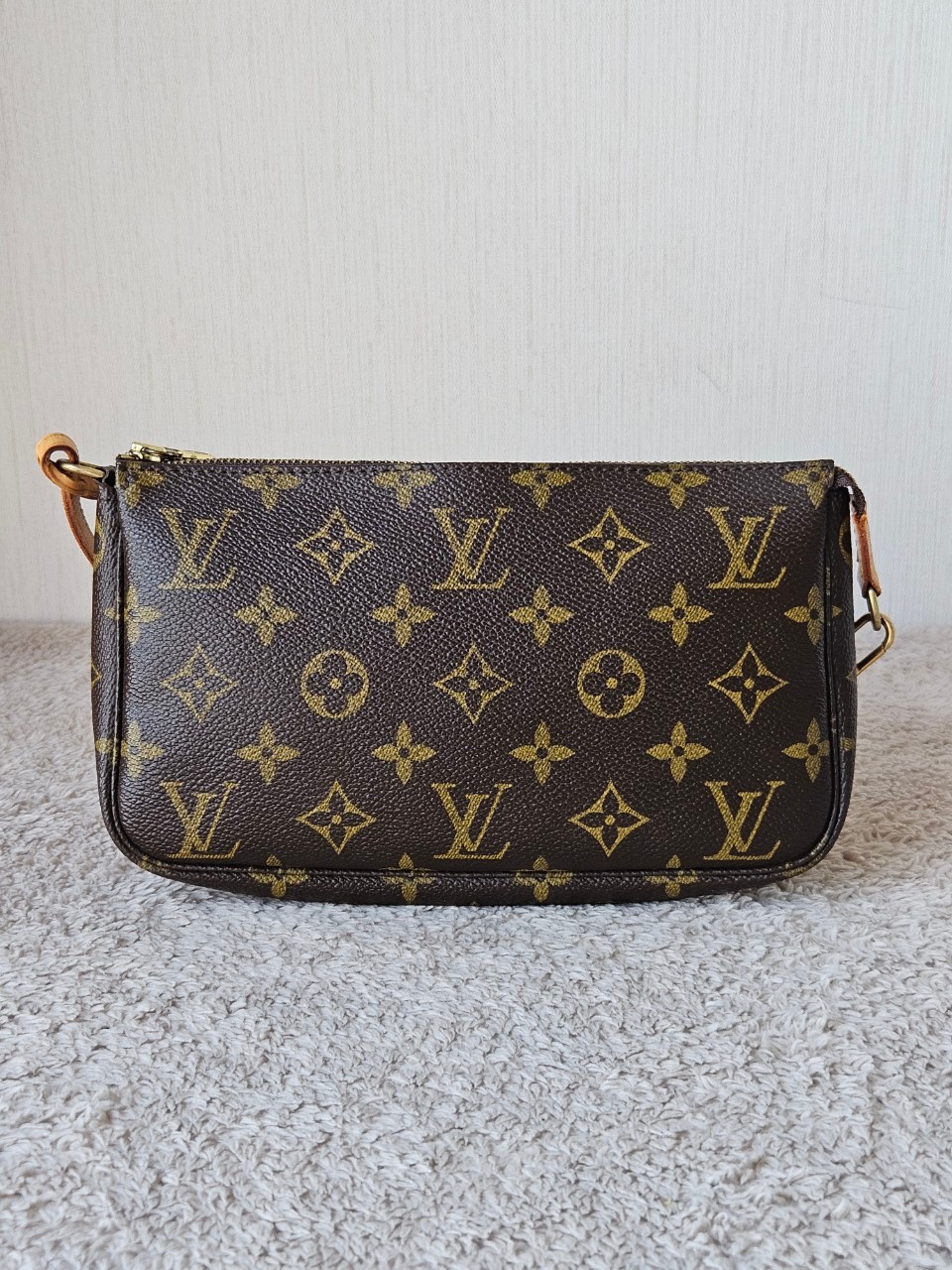 LV Pochette Mono