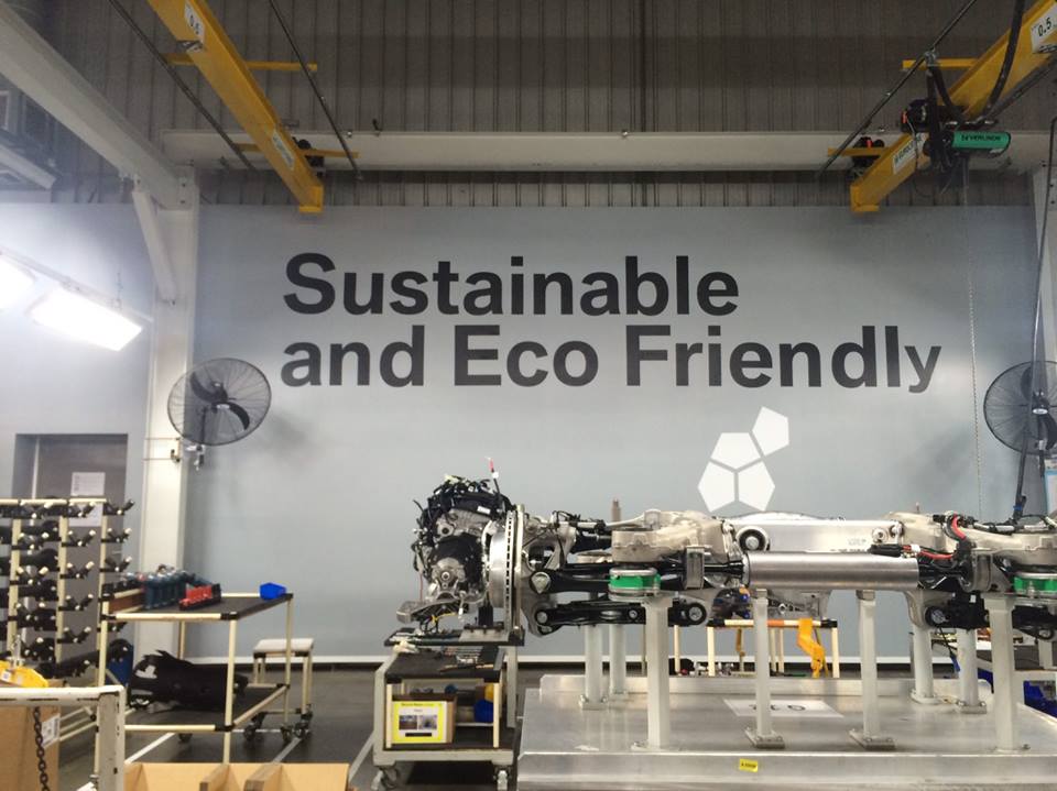 งานผลิตติดตั้ง โรงงาน BMW โครงสร้างเหล็กยึดผนัง กรุแผ่นพลาสวูด 10 มม. โปีวเก็บสี ติดสติกเกอร์ พร้อมติดตั้งราคาโรงงาน