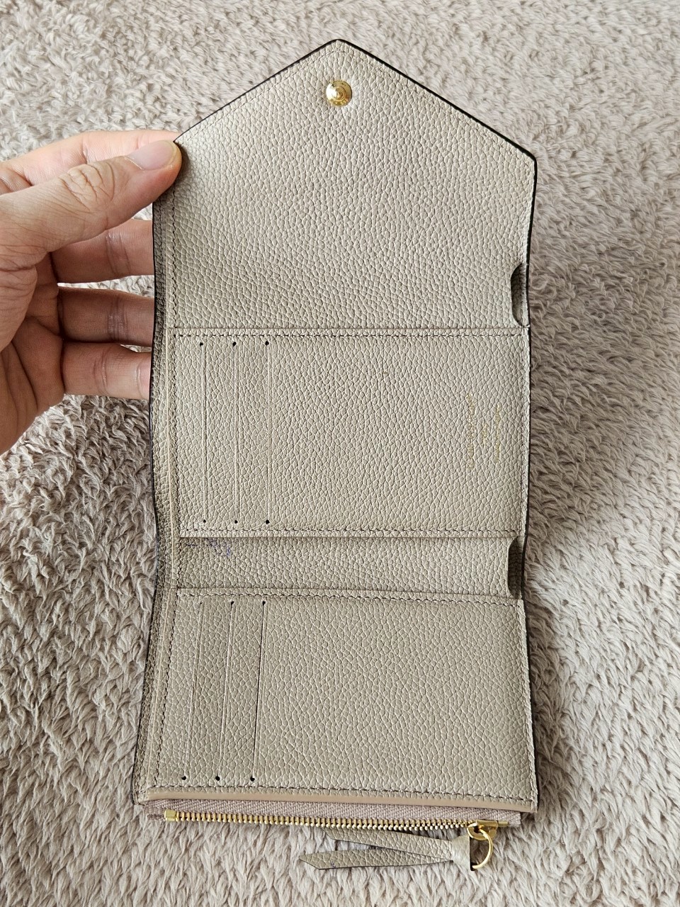 LV M81861 Victorine Mono emp Microchip