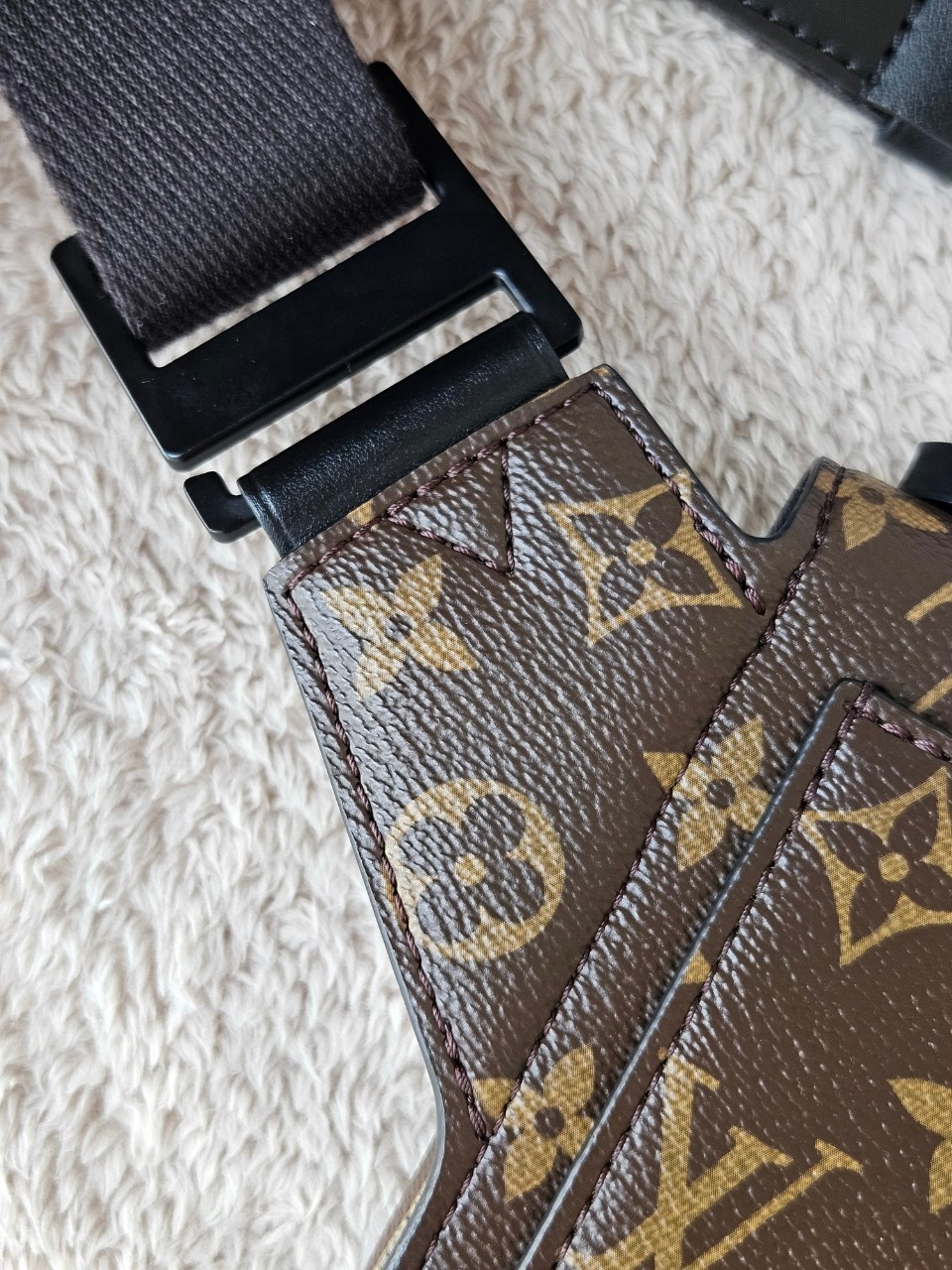 LV S-Lock Slingbag Microchip