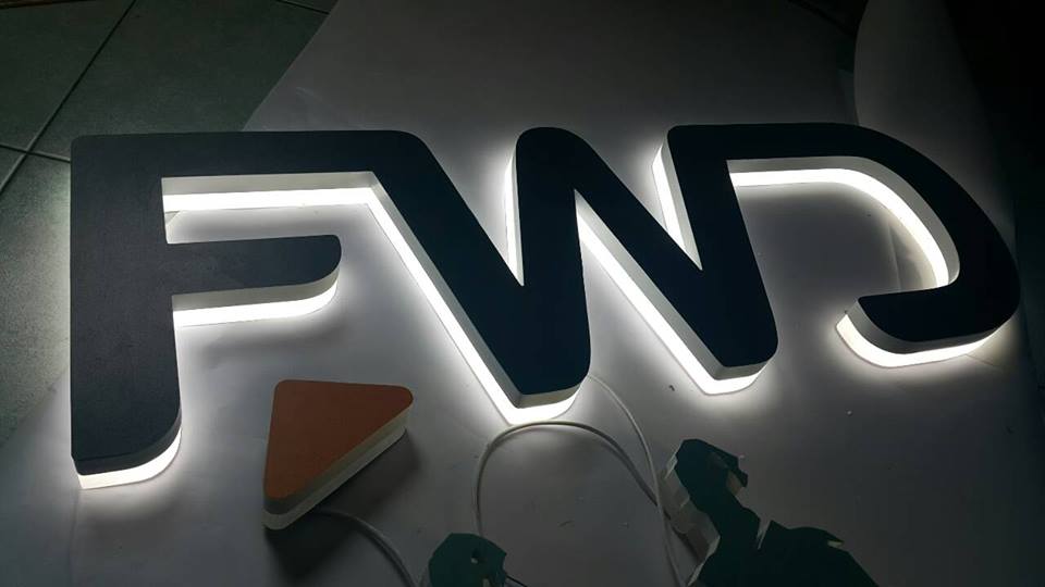 พลาสวูด 20 มม. Logo FWD เซาะ ขุด บ่ารับ วางไฟ ทำสี ติดอะคริลิค่ใส 15 มม. พร้อมติดตั้ง