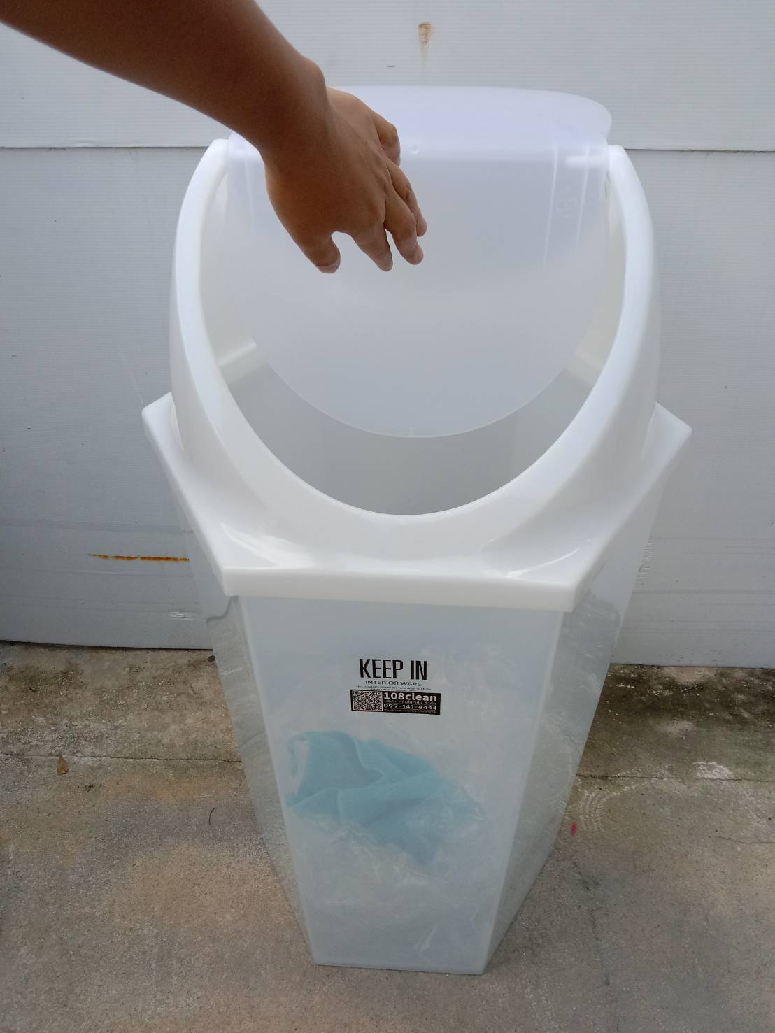 ถังขยะทรงหกเหลี่ยม สีขาวขุ่น ฝาแกว่ง ความจุ 56 ลิตร