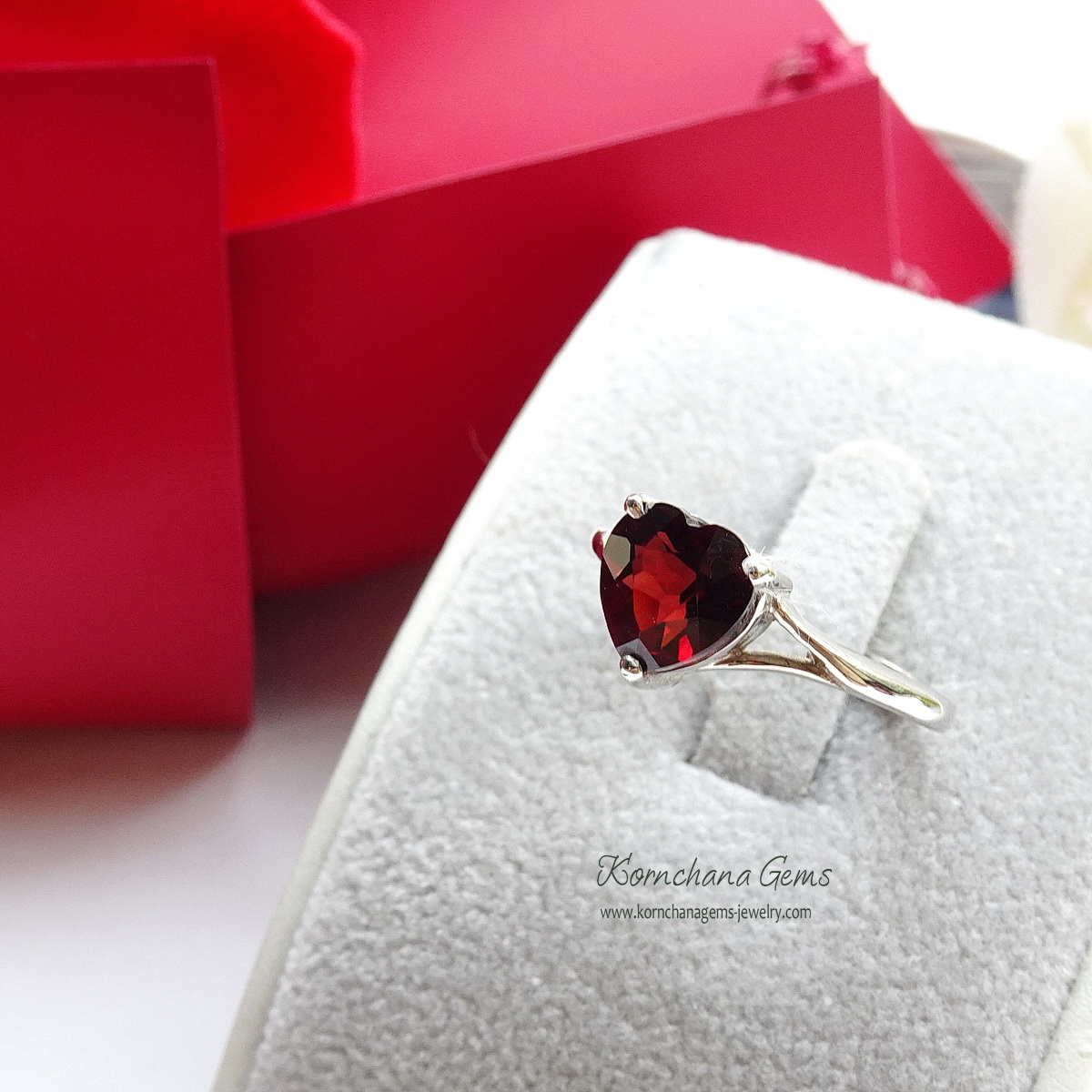 แหวนหัวใจสีแดงพลอยการ์เนทหรือโกเมนสีแดงเข้มเม็ดเดียวโดดเด่น น่ารัก สื่อถึงรักแท้รักเดียว ตัวเรือนเงินแท้ silver925 ชิ้นงานประณีต จัดส่งรวดเร็ว