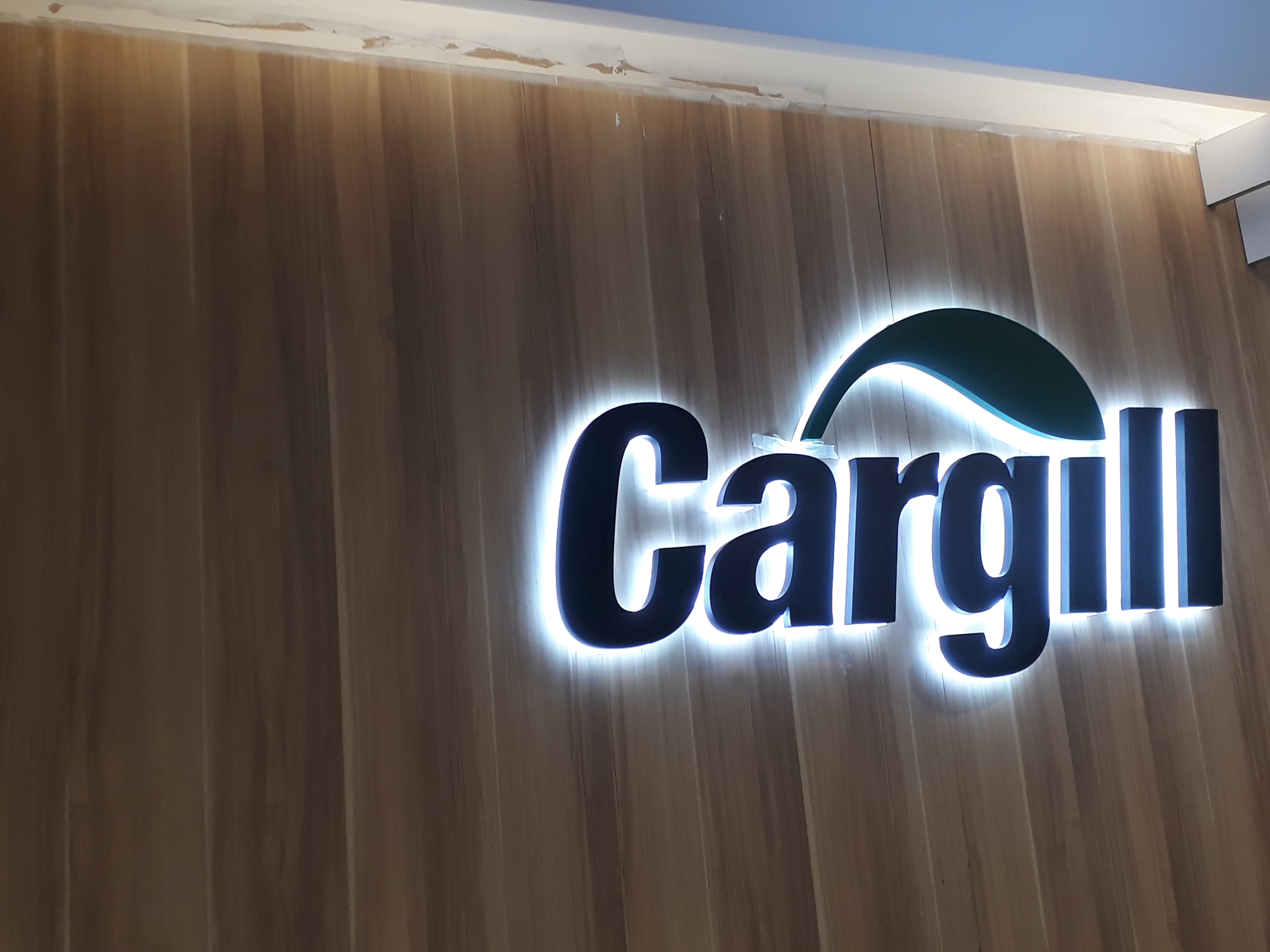 อักษร ฉลุโลโก้ และพลาสวูด ทำสี ซ่อนไฟ LED ยึดหลังอะคริลิค 15 มม. พร้อมติดตั้งราคาโรงงาน