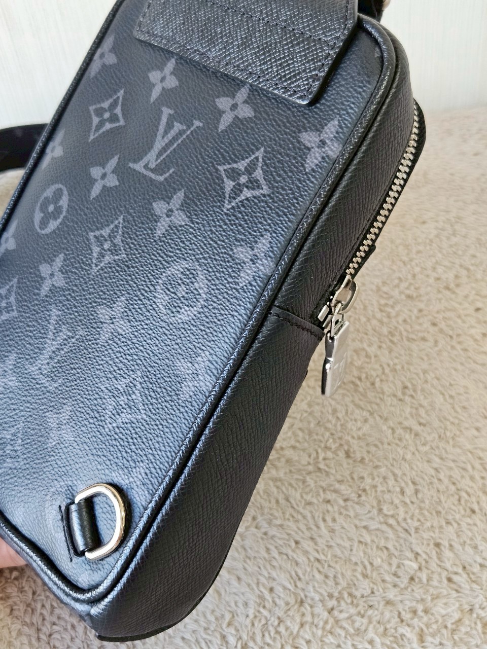LV Outdoor Slingbag Taigarama Black Microchip