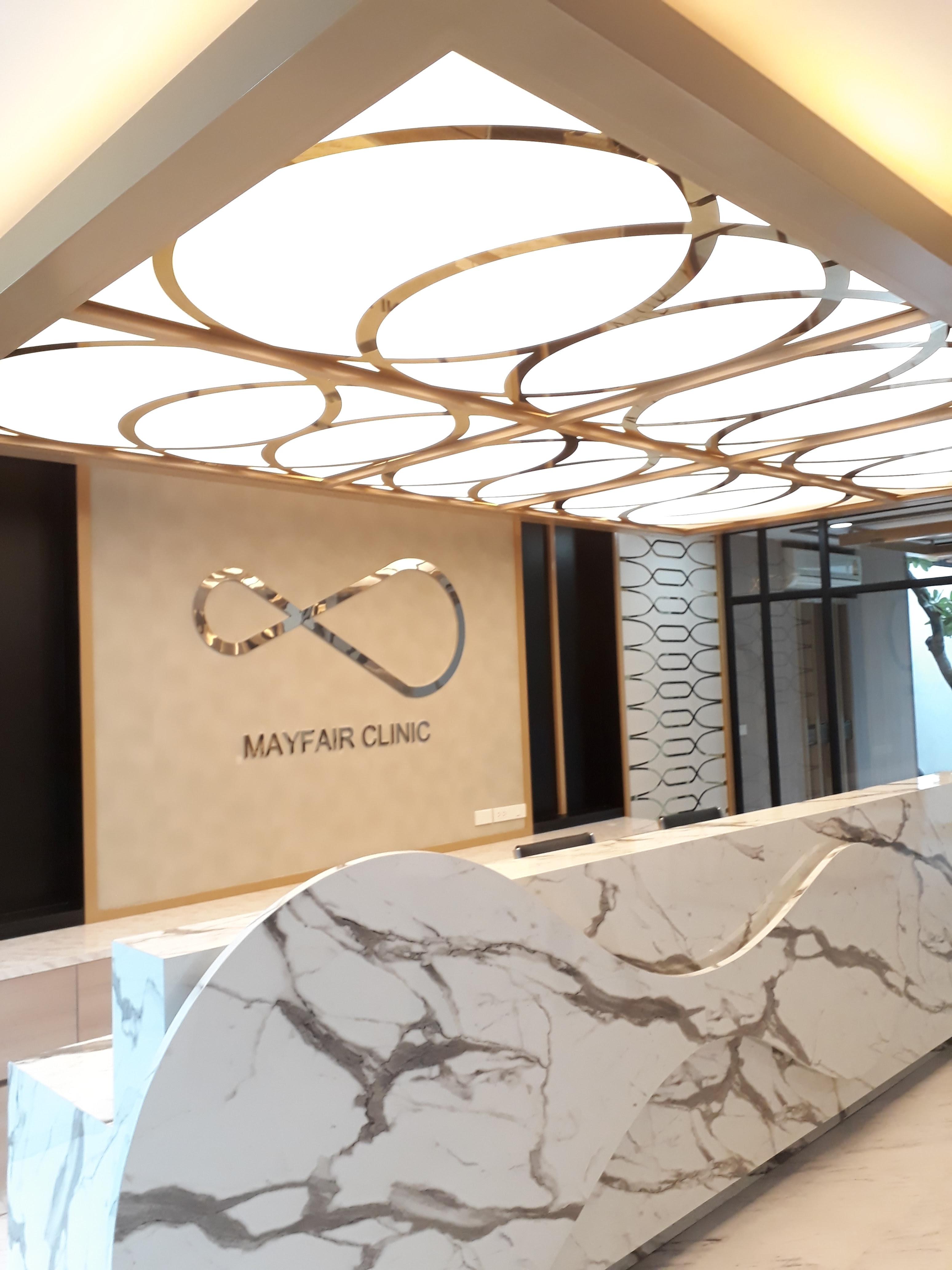 งานผลิตติดตั้ง MAYFAIR CLINIC ฉลุแผ่นไทเทเนี่ยมทองเงา 1 มม. ยึดแผ่นอะคลิลิค 3 มม. พร้อมติดตั้งราคาโรงงาน