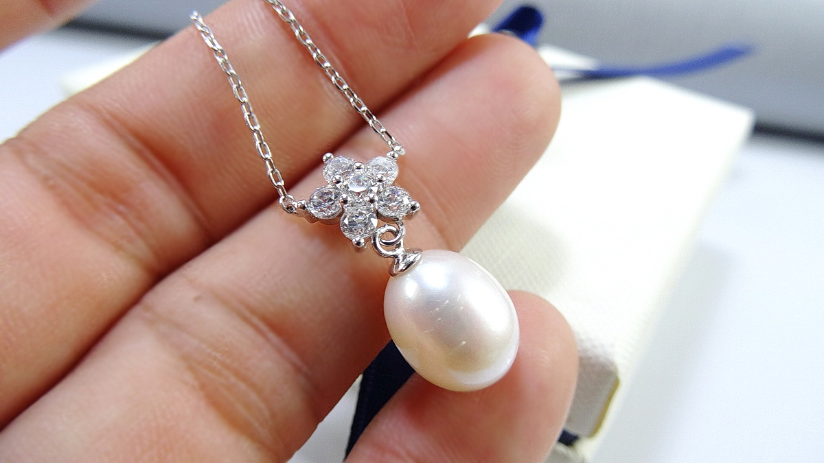 สร้อยคอพร้อมจี้มุกแท้ ดีไซน์เก๋ตัวเรือนจี้เป็นดอกไม้ห้อยด้วยมุกสีครีม พร้อมสร้อยเงินแท้ silver925 ความยาวจี้ 1.5 ซม.