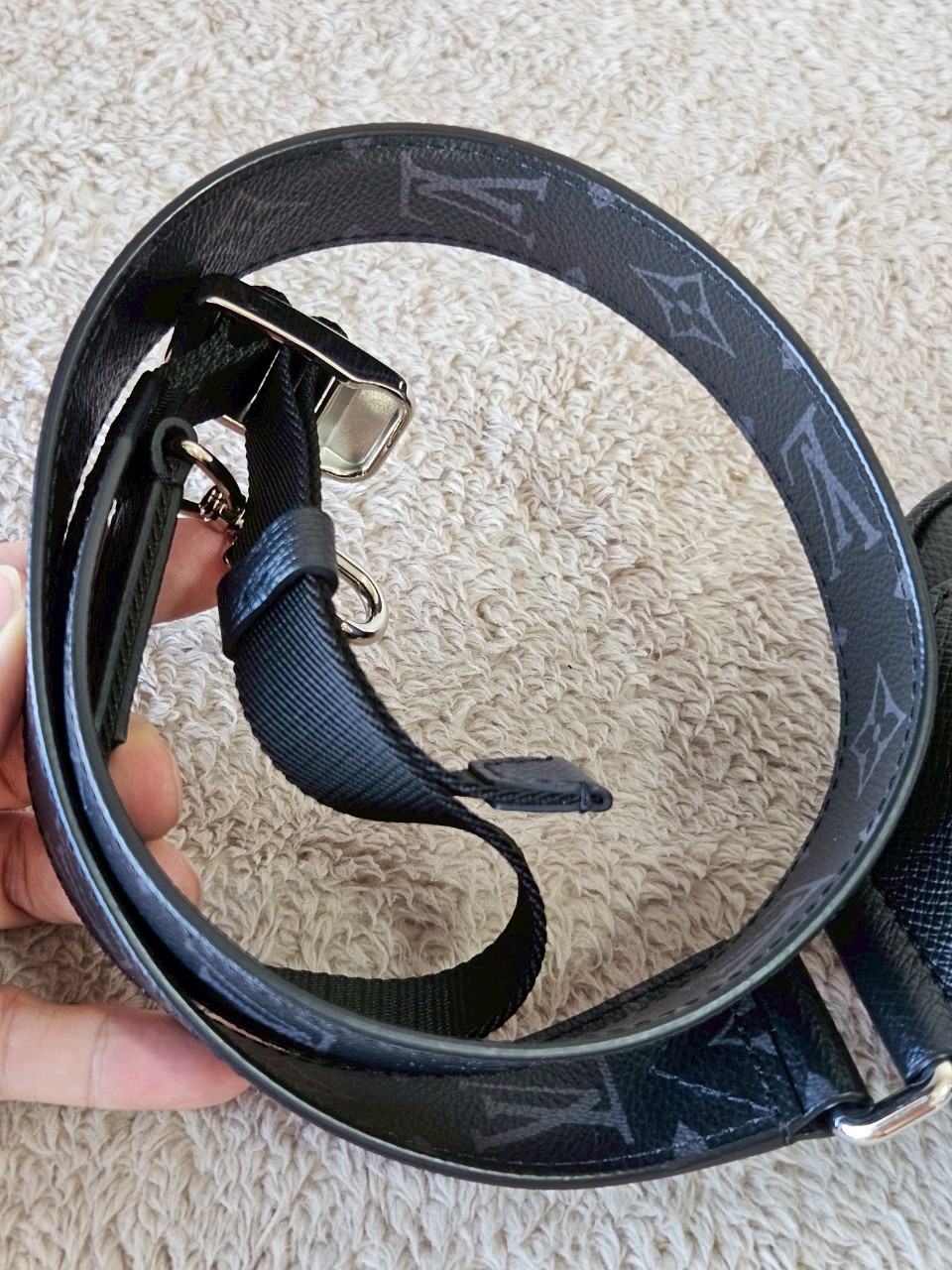 LV Outdoor Slingbag Taigarama Black Microchip