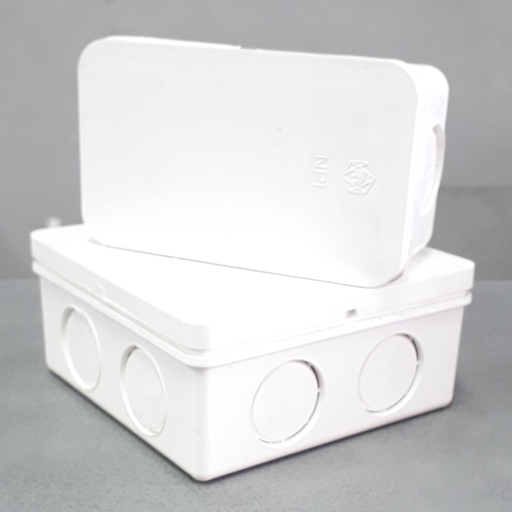 กล่องพักสายสี่เหลี่ยมสีขาว ตราช้าง