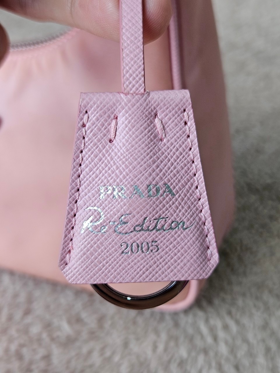 Prada Re-Edition 2005 Re-Nylon หูหนัง สีชมพู