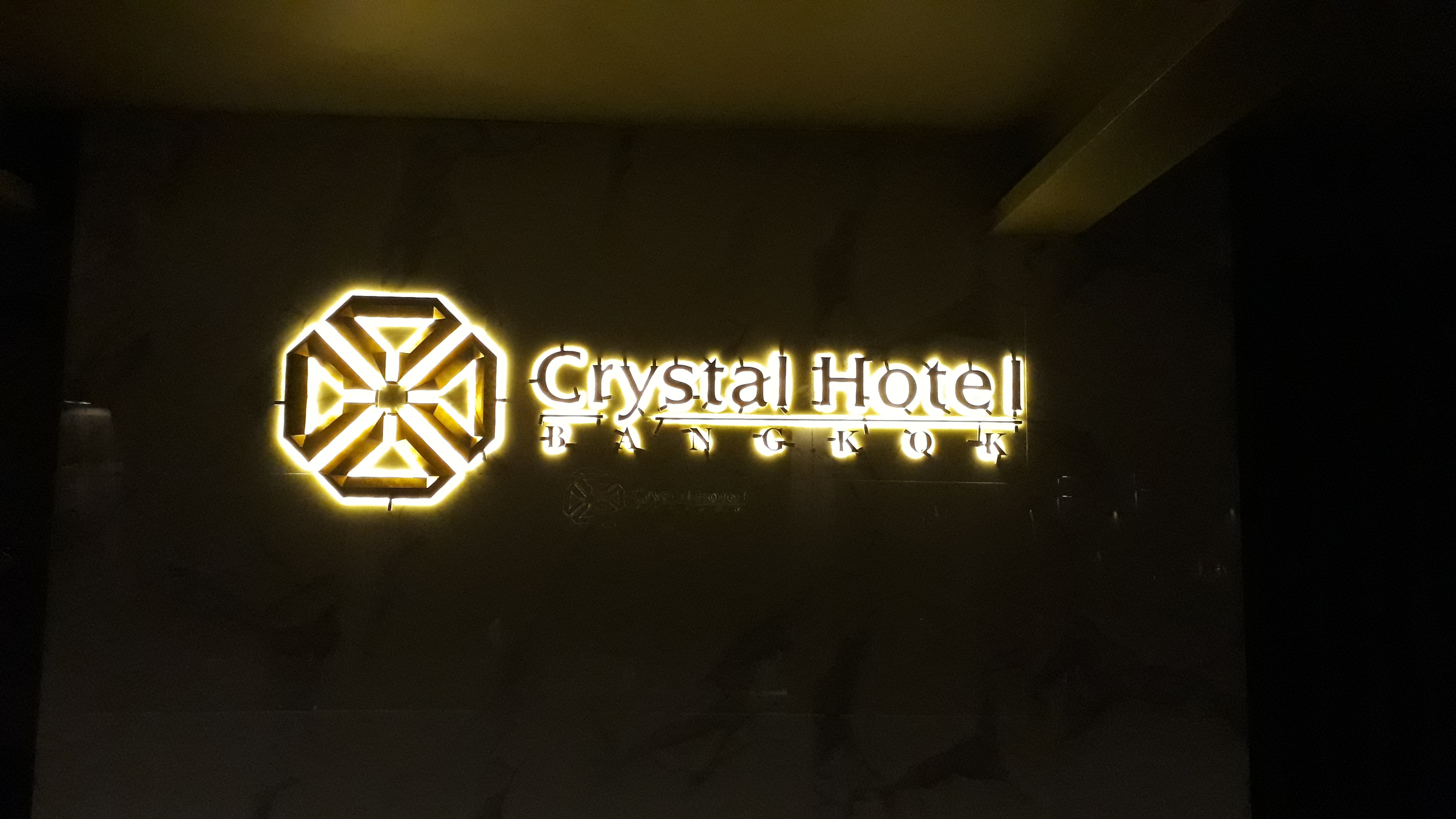 อักษรโลหะไทเทเนี่ยมทองเงา ซ่อนไฟLED พร้อมติดตั้ง ราคาโรงงาน