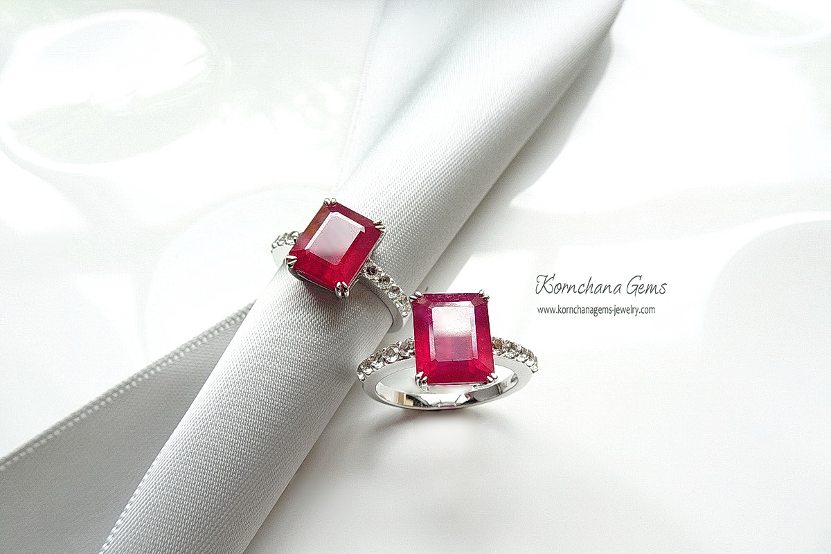 แหวนทับทิมทองคำขาวตัวเรือนทอง 18 k พลอยทับทิมสีแดงเลือดนกขนาด 2.3 กะรัต แต่งบ่าแหวนด้วยพลอยขาว white topazหวานซ่อนเปรี้ยวจริงๆค่ะวงนี้