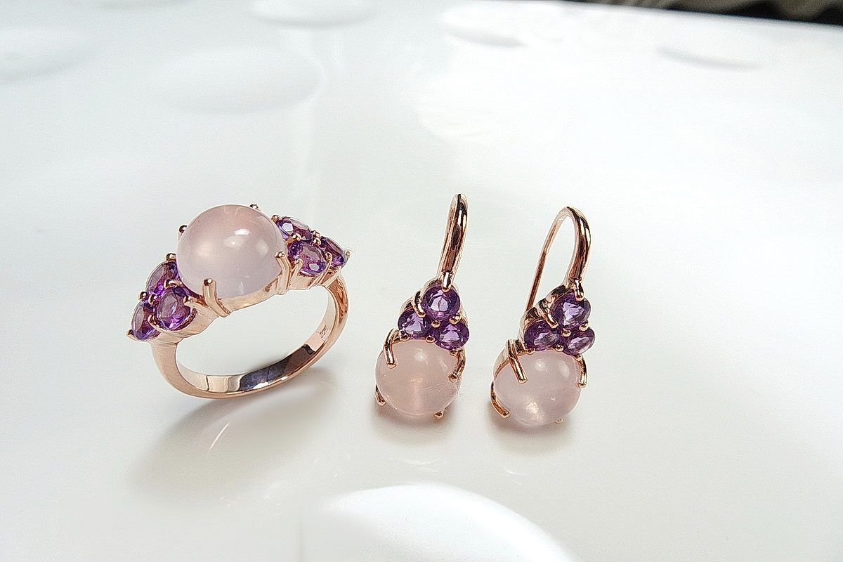 เซ็ทแหวนและต่างหูพลอยสีชมพูโรสควอทซ์ (rosequartz) พลอยหลังเบี้ย สีชมพูอ่อนใส หวานละมุน แมทซ์กับสีม่วงสดใสของอเมทิสท์ amethyst ที่บ่าข้าง สวยหวานลงตัว