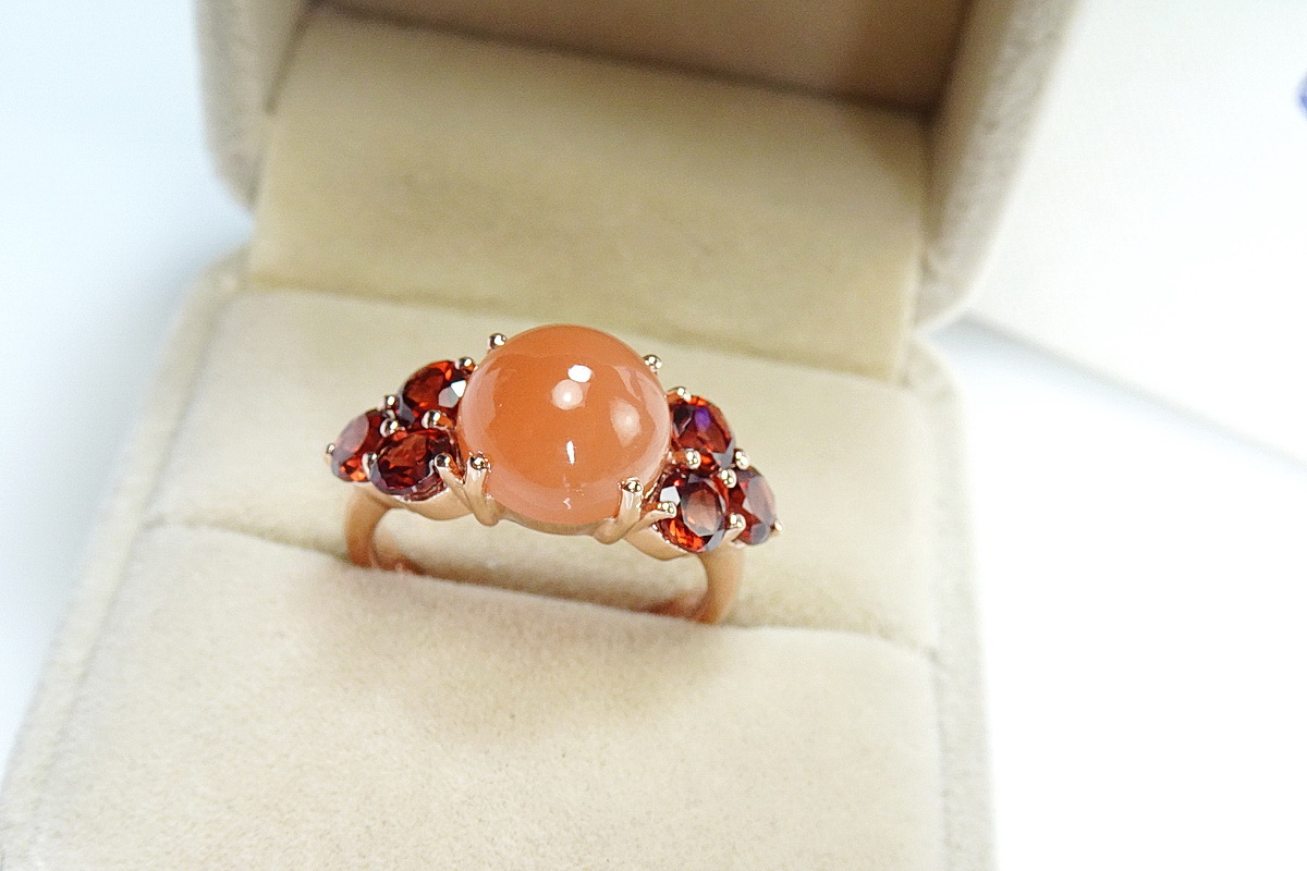 เซ็ทแหวนและต่างหูพลอยสีส้ม (orange moonstone) พลอยสีส้มนวลๆ อ่อนหวานละมุน เจียระไนแบบหลังเบี้ย แมทซ์กับสีน้ำตาลอมแดงของการ์เนท ที่บ่าข้าง สวยหวานลงตัว