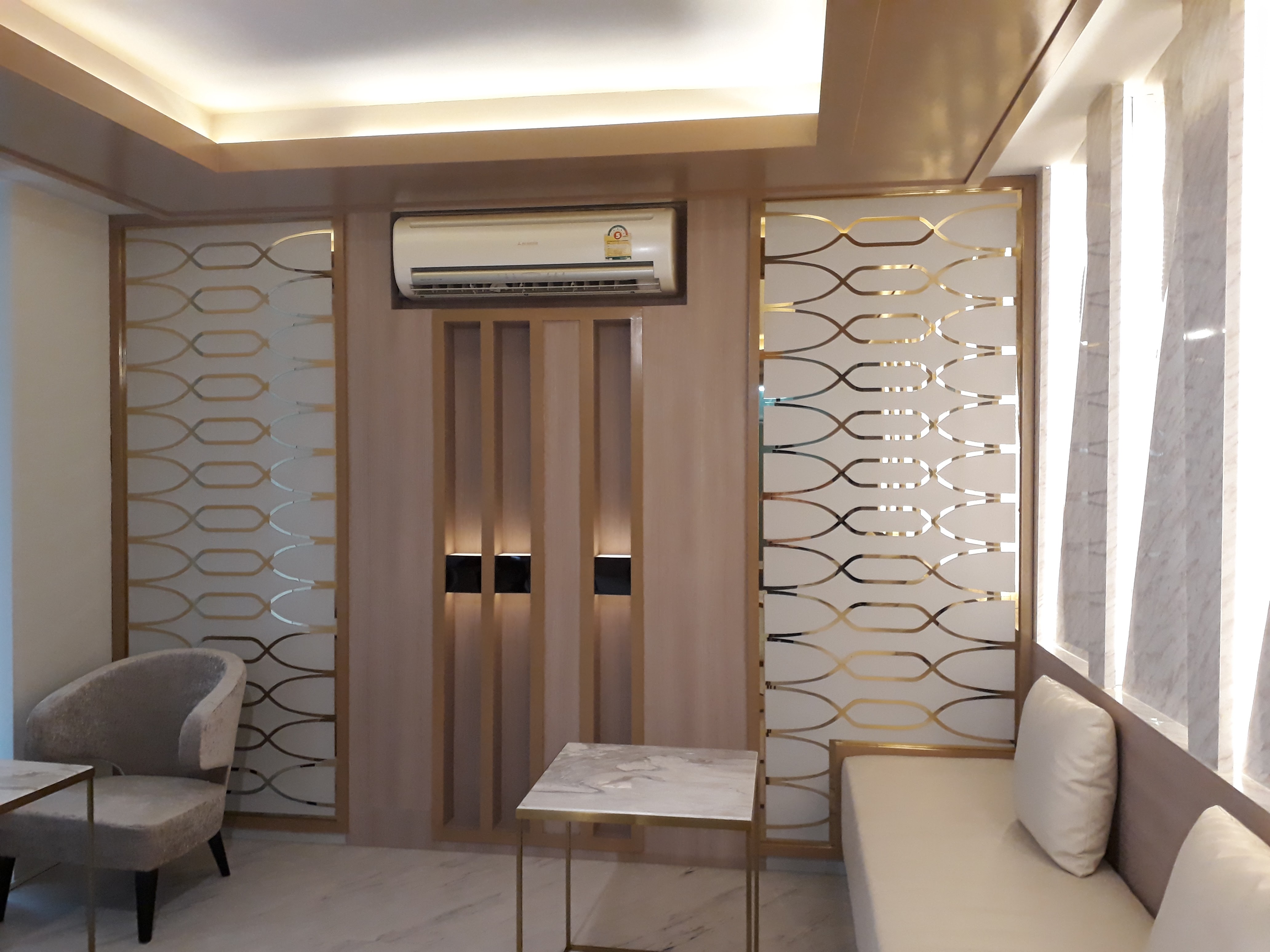 งานผลิตติดตั้ง MAYFAIR CLINIC ฉลุแผ่นไทเทเนี่ยมทองเงา 1 มม. ยึดแผ่นอะคลิลิค 3 มม. พร้อมติดตั้งราคาโรงงาน