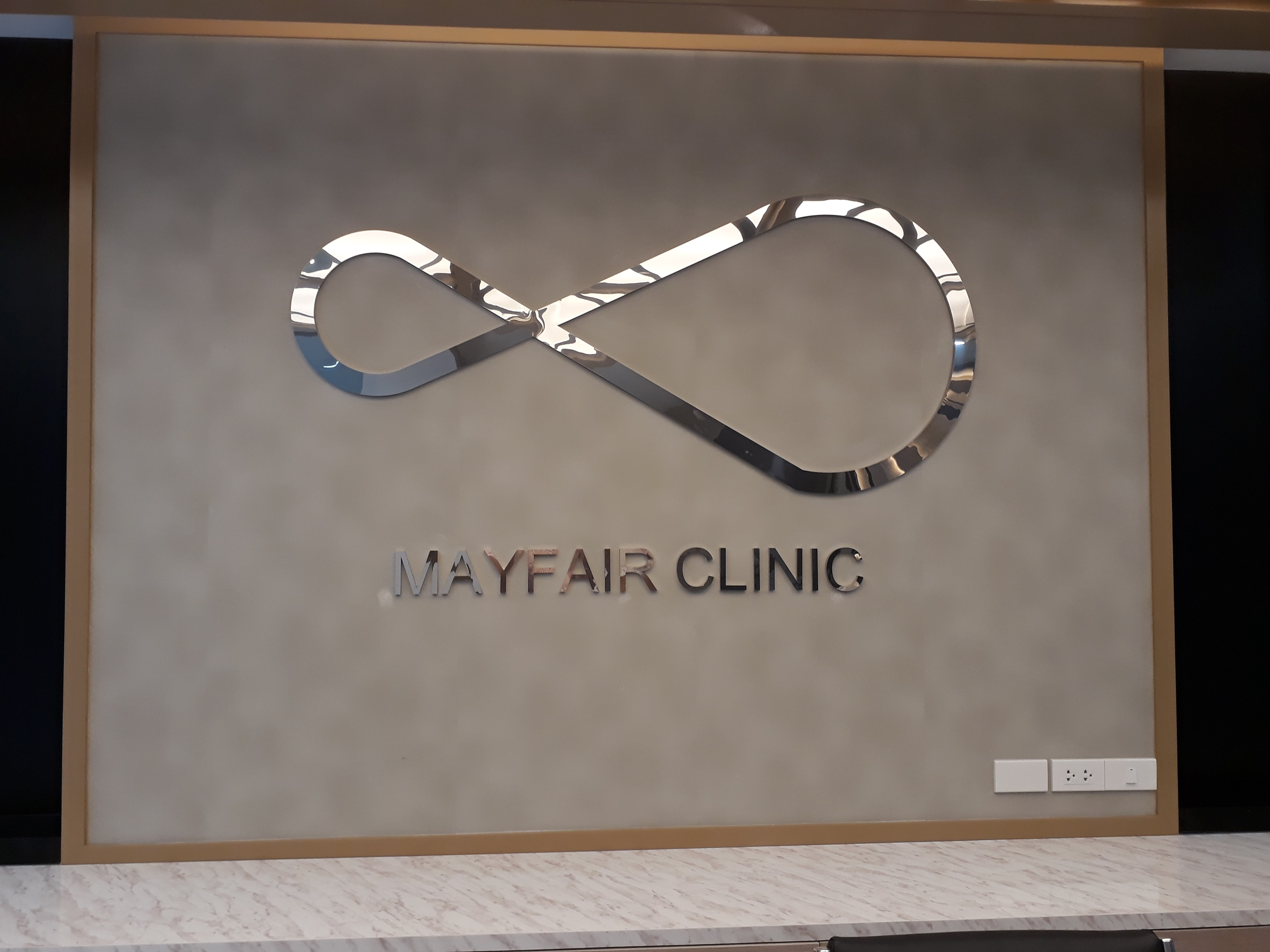 งานผลิตติดตั้ง MAYFAIR CLINIC ฉลุแผ่นไทเทเนี่ยมทองเงา 1 มม. ยึดแผ่นอะคลิลิค 3 มม. พร้อมติดตั้งราคาโรงงาน