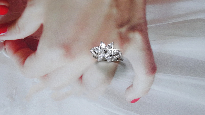 แหวนเพชร CZเกรดพรีเมี่ยม ดีไซน์รูปดอกไม้สวยหวานด้วยเพชรทรงมาร์คีย์ วิบวับเล่นไฟสุดขีด ตัวเรือนเงินแท้ ฝีมือประณีต