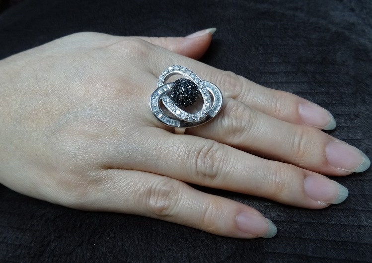 แหวนเพชรCZ เกรดพรีเมี่ยม ตรงกลางฝังด้วย black diamond ล้อมด้วยเพชรกลมและเหลี่ยมเล่นไฟ ใสวิ๊ง หรูหราอลังการ