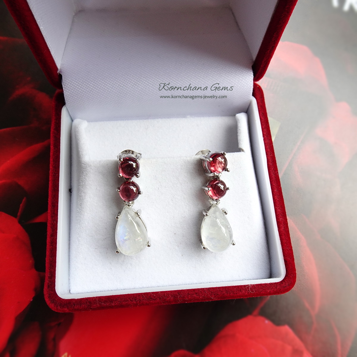 ต่างหูห้อยเรนโบว์มูนสโตน หรือมุกดาหารทรงลูกแพรหรือหยดน้ำ อัญมณีประจำราศีเมถุน ให้สีสะท้อนแสงเหลือบรุ้ง ด้านบนฝัง'โกเมนหรือการ์เนทท์สีแดงอมน้ำตาล ตัดกับสีขาวรุ้งของมูนสโตน สวยงามมากค่ะ