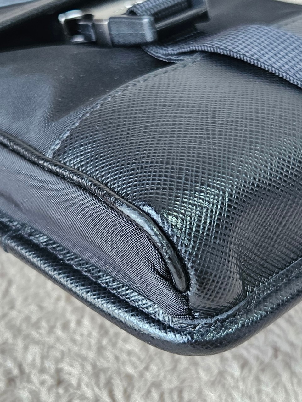 Prada Re-Nylon Smartphone Case สีดำ