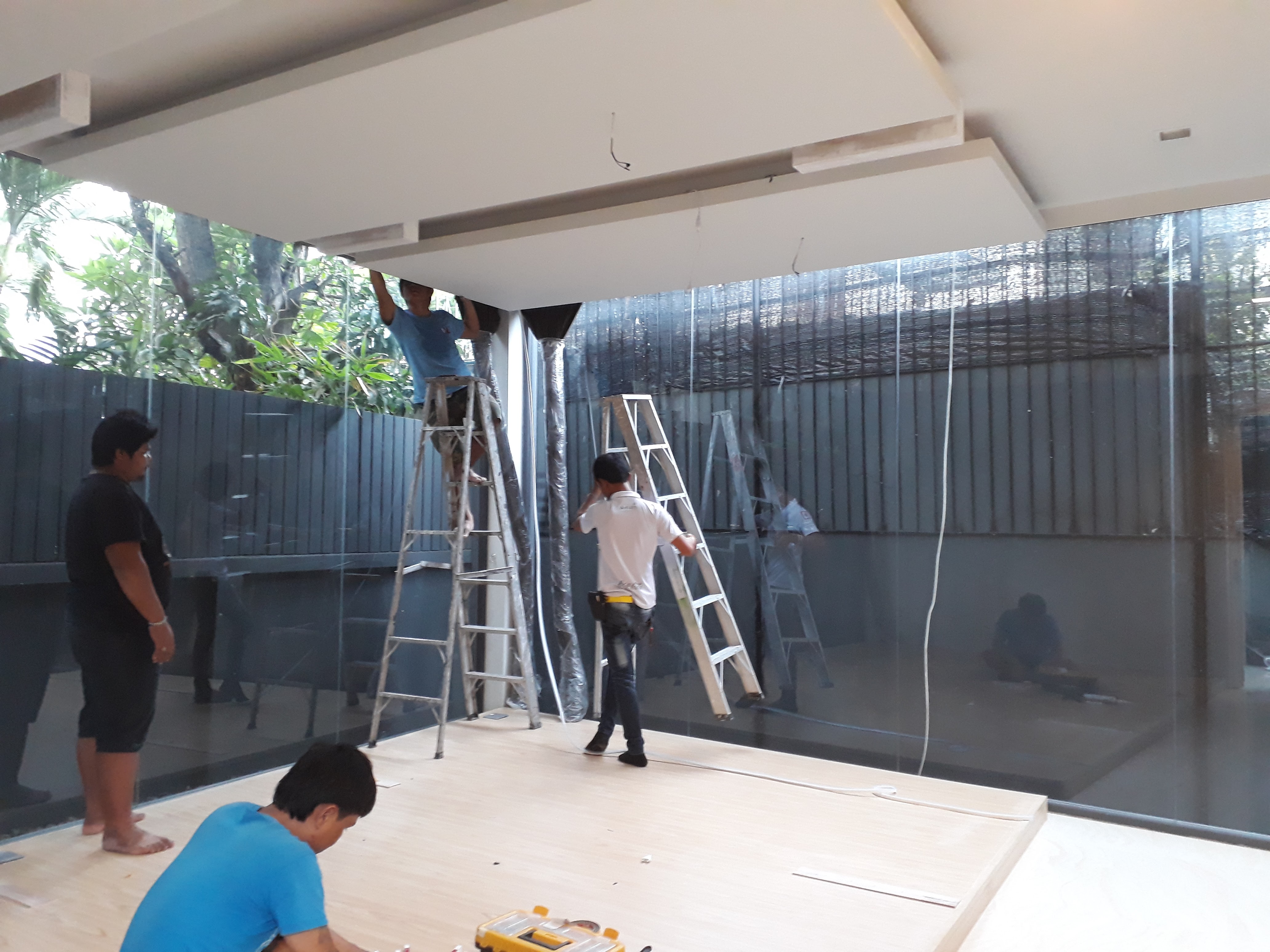 งานผลิตติดตั้ง MAYFAIR CLINIC ฉลุแผ่นไทเทเนี่ยมทองเงา 1 มม. ยึดแผ่นอะคลิลิค 3 มม. พร้อมติดตั้งราคาโรงงาน