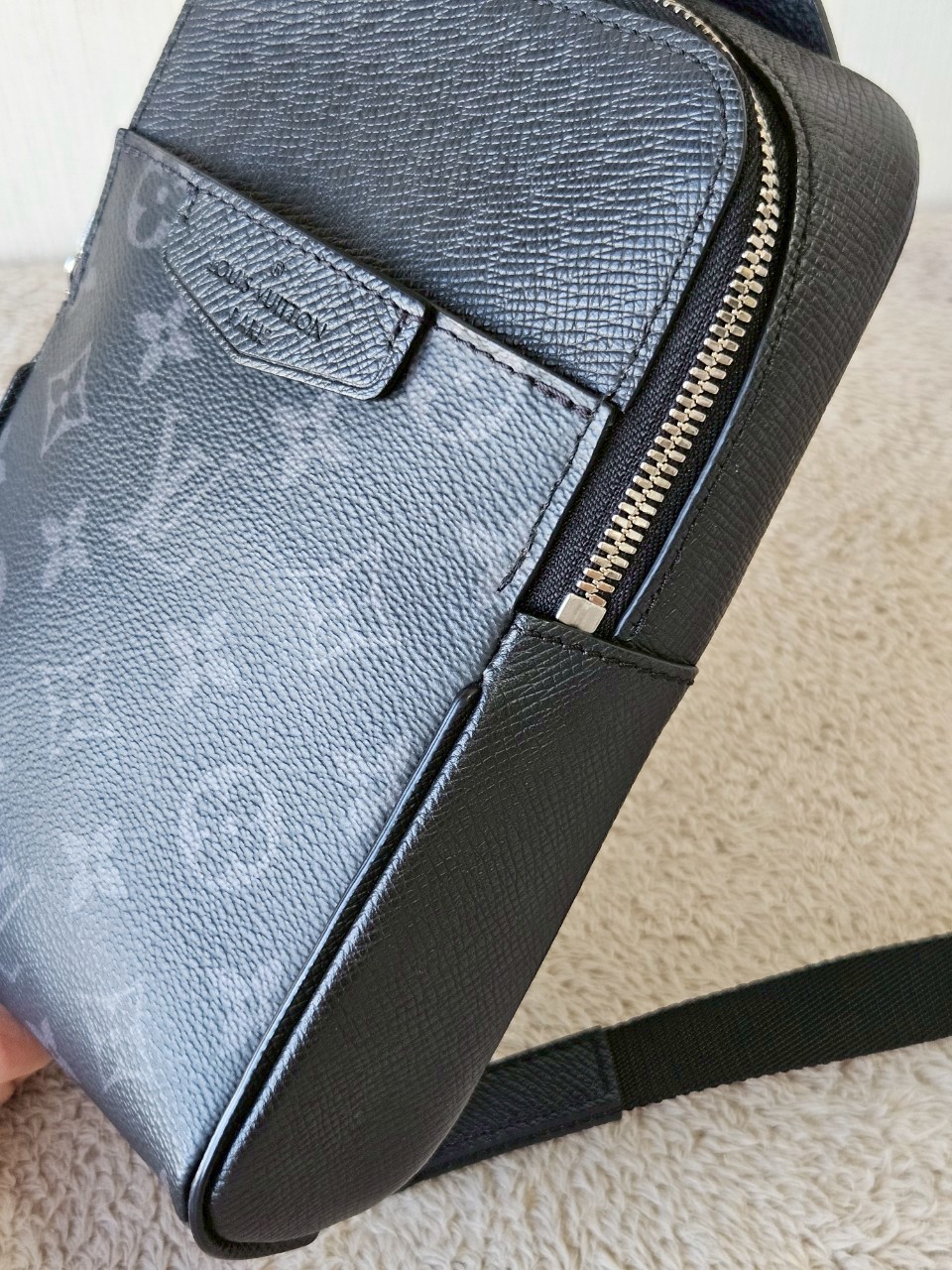 LV Outdoor Slingbag Taigarama Black Microchip