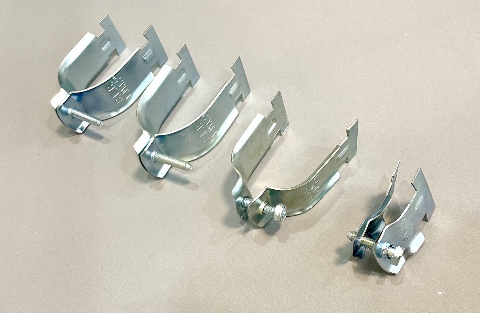 แคล้มประกับราง C บาง EMT ชุบขาว