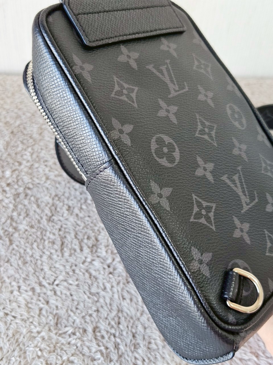 LV Outdoor Slingbag Taigarama Black Microchip