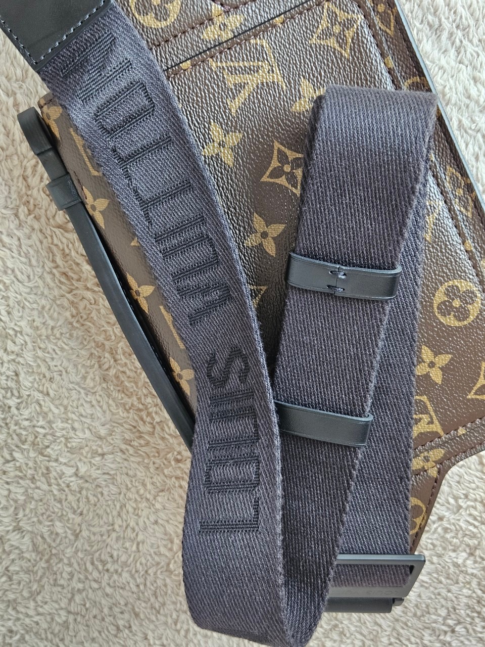 LV S-Lock Slingbag Microchip
