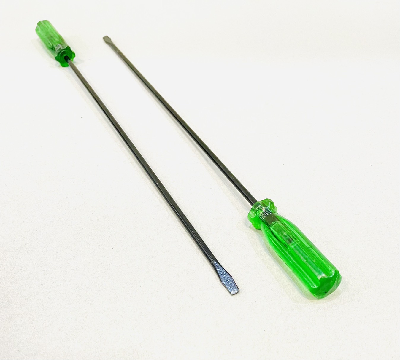 ไขควงแกนกลม ชุบดำ 4มิล x 10" (-) หัวแบน