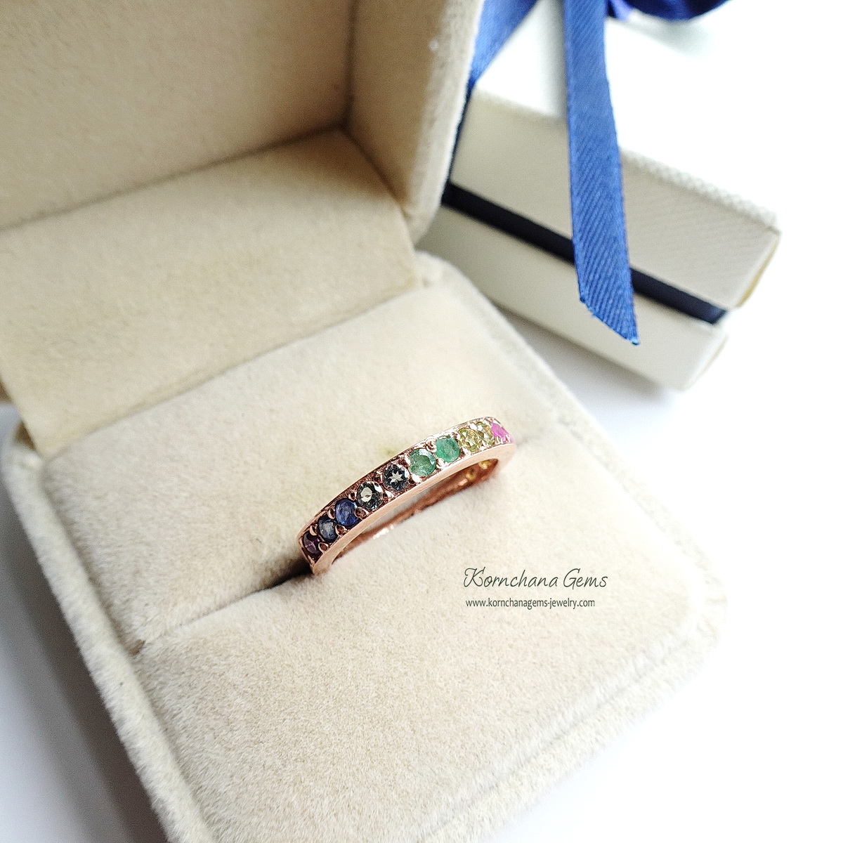 แหวนแถวพลอยแฟนซี น่ารัก พลอย 8 ชนิดสลับสีม่วงอเมทิสท์,ไพลินหรือบลูแซฟไฟร์,ฟ้าบลูโทพาส,เขียวมรกต,เขียวเพอริดอท,ชมพูทับทิม,ชมพูอ่อนโรสควอทซ์ และขาวไวท์โทพาส