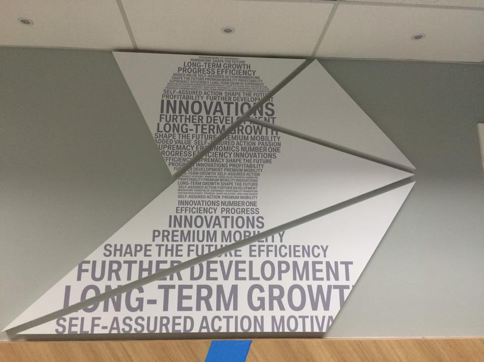 งานผลิตติดตั้ง โรงงาน BMW โครงสร้างเหล็กยึดผนัง กรุแผ่นพลาสวูด 10 มม. โปีวเก็บสี ติดสติกเกอร์ พร้อมติดตั้งราคาโรงงาน