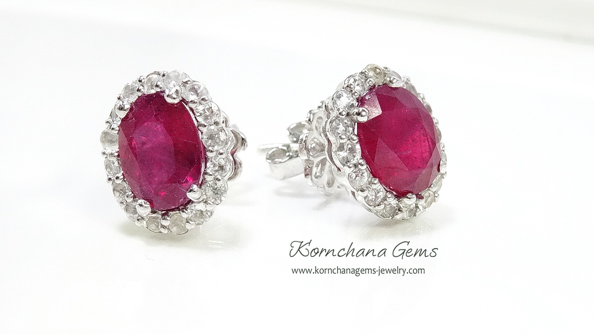 รับผลิตต่างหูพลอยทับทิมแท้ ล้อมด้วยพลอยขาวหรือเพชรแท้ สวยหรู สำหรับใส่ไปงานเลี้ยง งานแต่งงาน หรือใส่กับชุดไทย