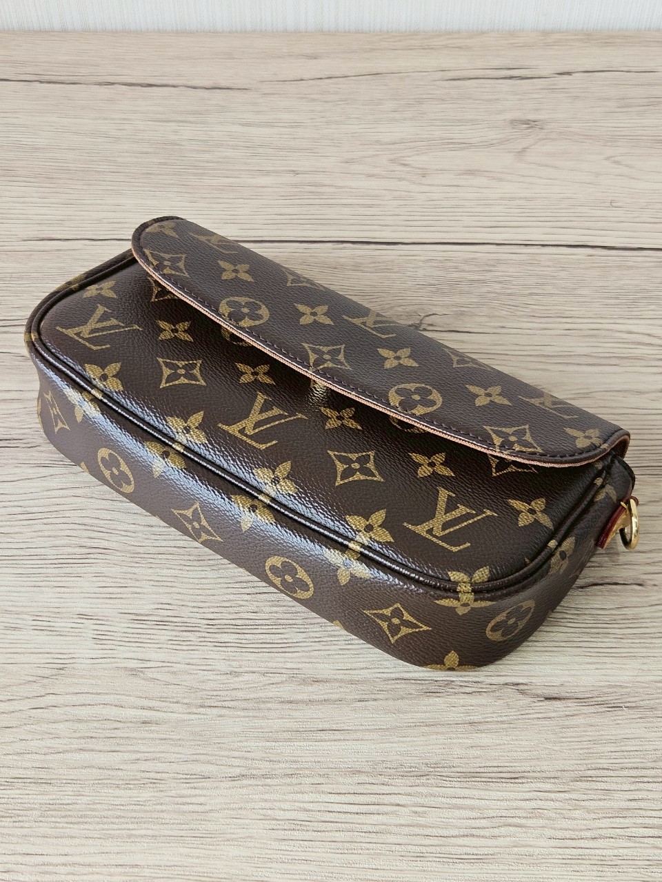LV Woc Ivy Monogram Microchip