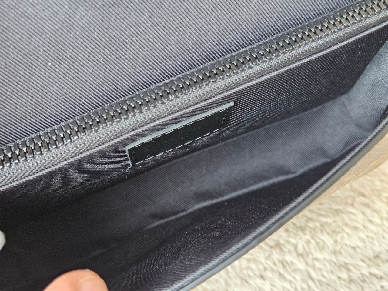 LV S-Lock Slingbag Microchip