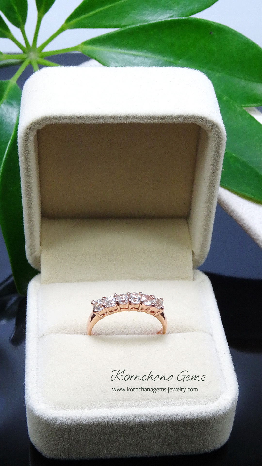 รับทำแหวนแถวตามแบบเป็นพลอยสีขาวตัวเรือนพิงค์โกลด์ เลือกพลอยเป็นไวท์โทพาส,เพทาย zircon หรือเพชรแท้ได้ตามความต้องการ สั่งผลิตตัวเรือนทอง