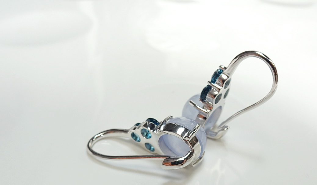 เซ็ทแหวนและต่างหูพลอยสีฟ้าบลูคาลซิโดนี (blue chalcedony) สีฟ้าพาสเทล หวานละมุน แมทซ์กับพลอยสีน้ำเงิน london blue topaz ที่บ่าข้าง สวยหวานลงตัว ตัวเรือนเงินแท้