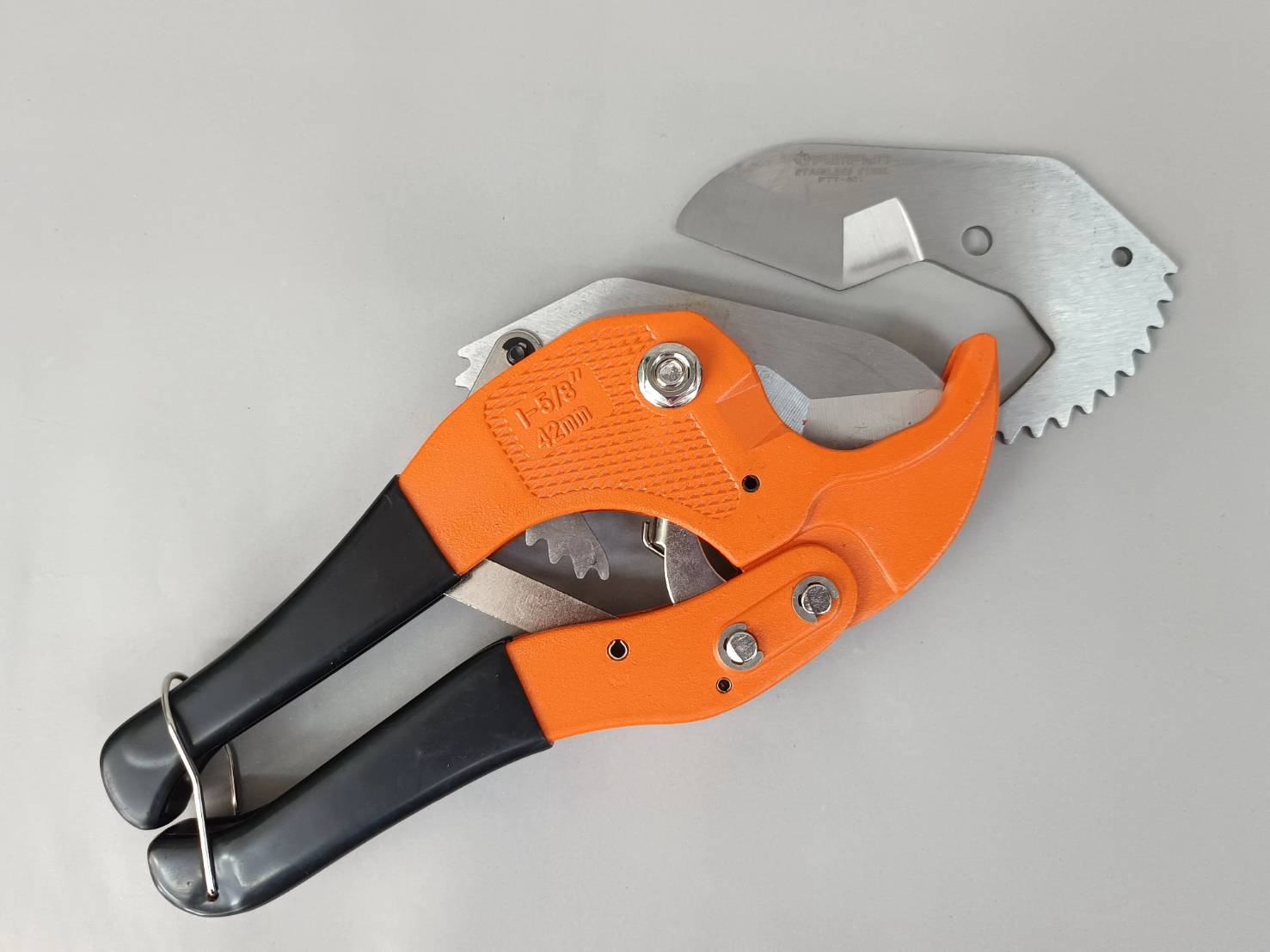 กรรไกรตัดท่อ พีวีซี ด้ามชุบยาง (1-5/8") พัมคิน