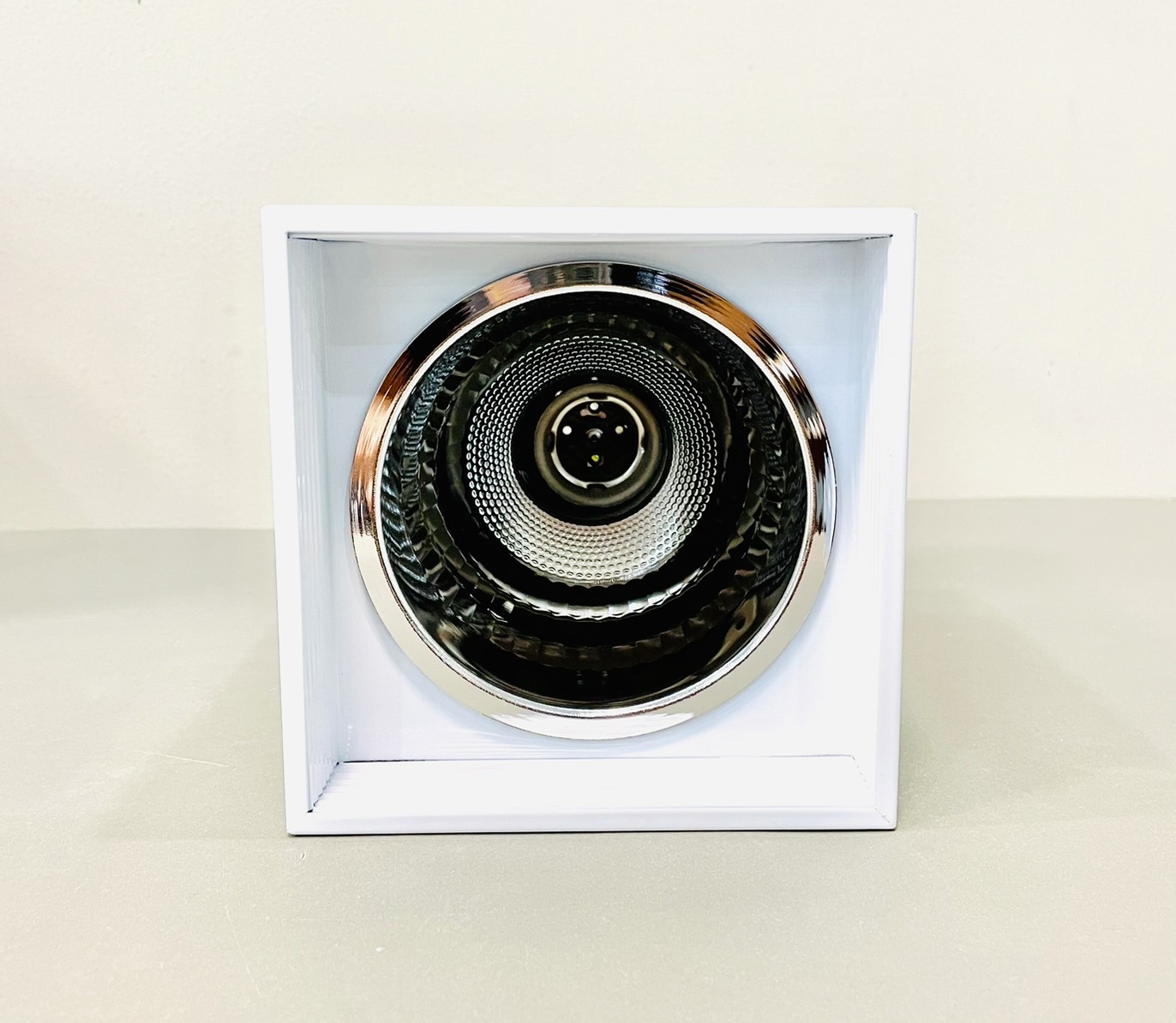 โคมดาวน์ไลท์ลอย ทรงเหลี่ยม สีขาว