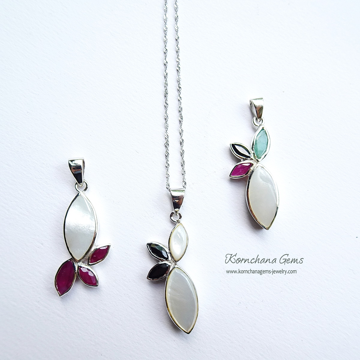 จี้เปลือกหอยมุก Mother of pearl เงางาม ดีไซน์เก๋ แมทซ์กับมรกตบราซิลสีเขียวหวาน ทับทิมสีชมพูและไพลินสีน้ำเงินเข้ม สวยหวานสดใส ตัวเรือนเงินแท้ silver 925