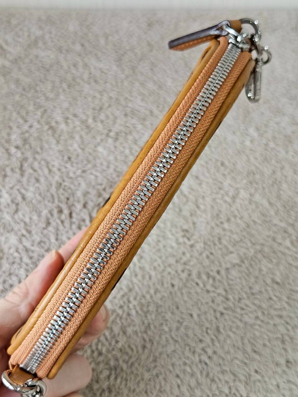 MCM Essential Pouch Orginal Black White