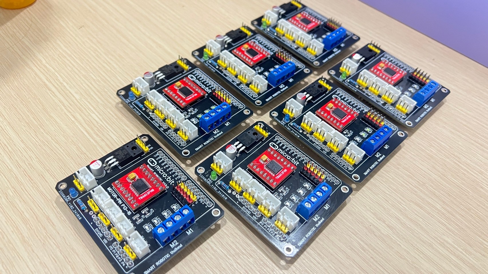 บอร์ดหุ่นยนต์ระดับกลาง พร้อมใช้งาน (ไม่รวมบอร์ดไมโครบิต)