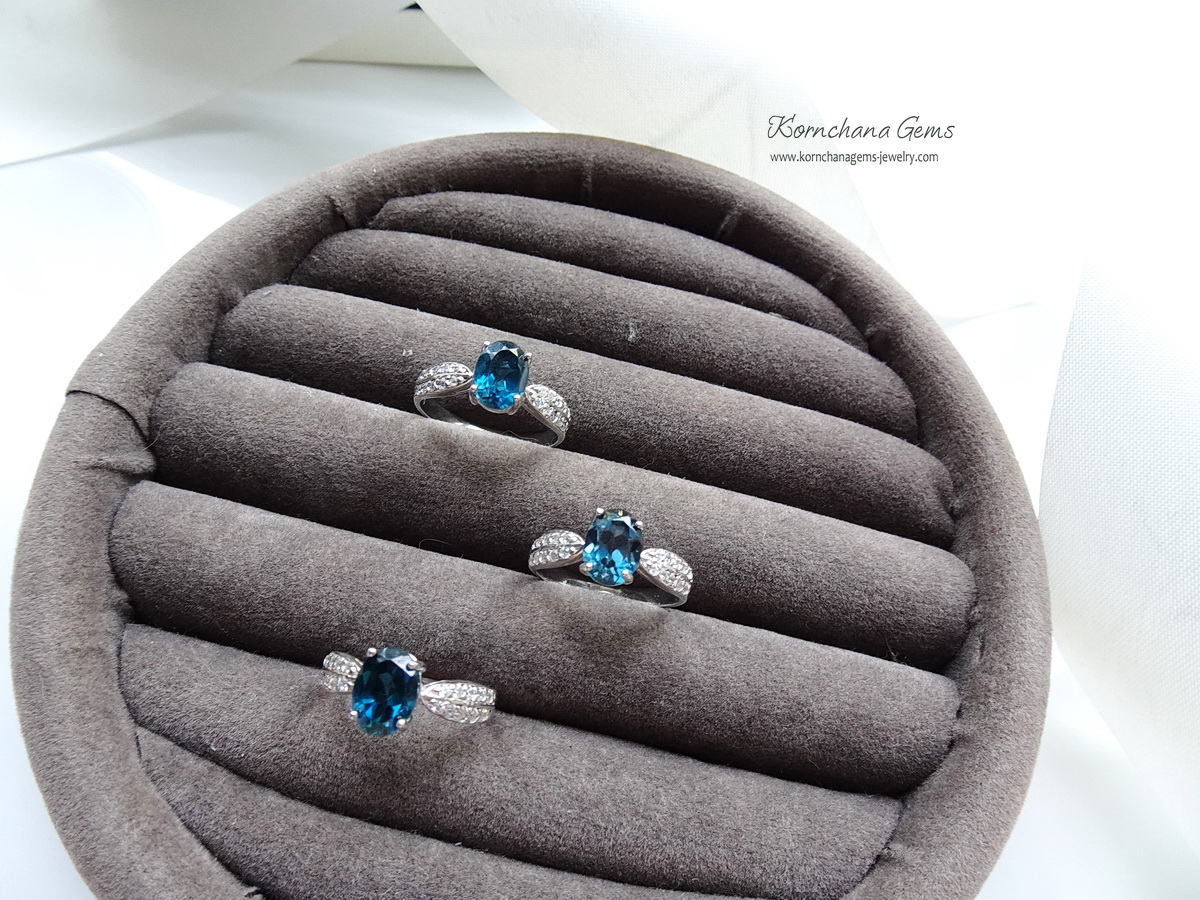 London Blue Topaz Ring แหวนลอนดอนบลูโทพาส พลอยสีน้ำเงิน สวยคลาสสิคตลอดกาล บ่าแหวนฝังพลอยขาว white topaz ชุบทองคำขาว ตัวเรือนแหวนผลิตจากเงินแท้ silver925
