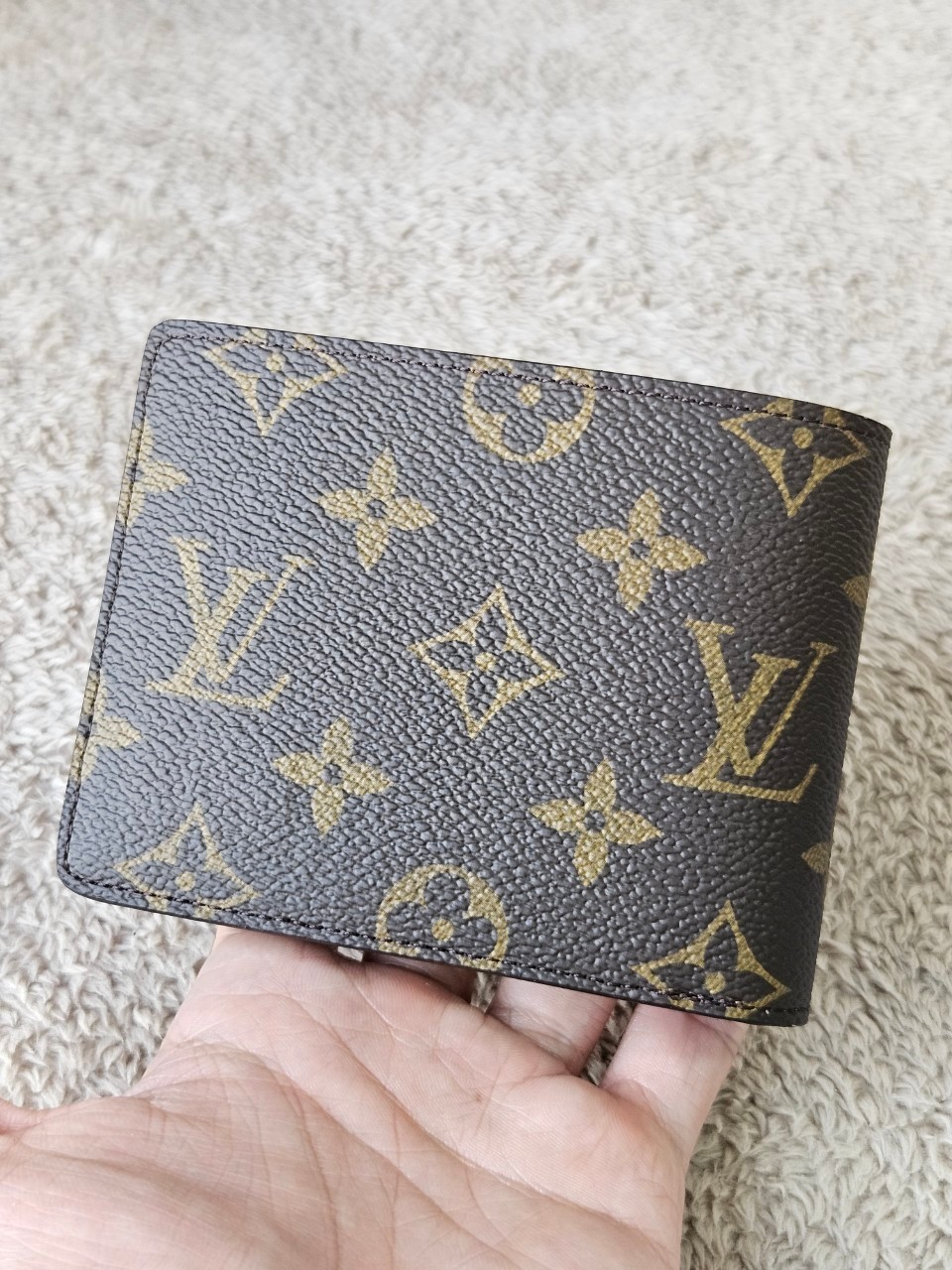 LV Multiple Wallet Mono microchip
