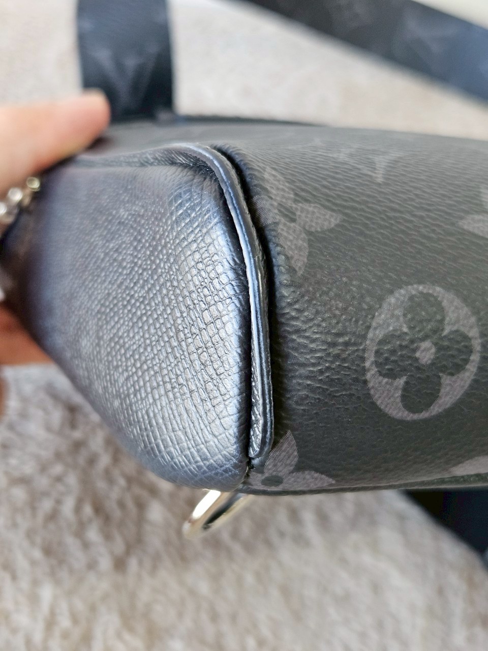 LV Outdoor Slingbag Taigarama Black Microchip