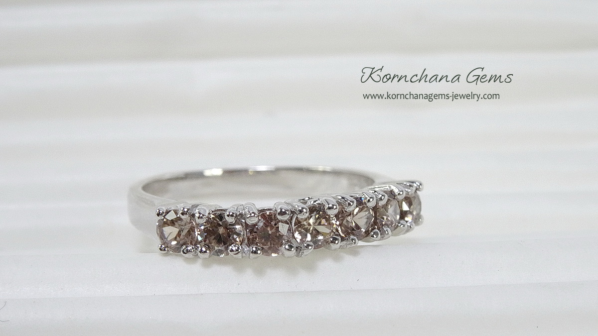 แหวนแถวพลอยเพทายสีน้ำตาลอ่อน Brown Zircon ดูหรู ดูดีสุดๆ มี 2 เฉดสี สีน้ำตาลเข้มและสีน้ำตาลอ่อน ใส่วงเดียวหรือใส่เป็นคู่ก็สวยค่ะ ตัวเรือนเงินแท้