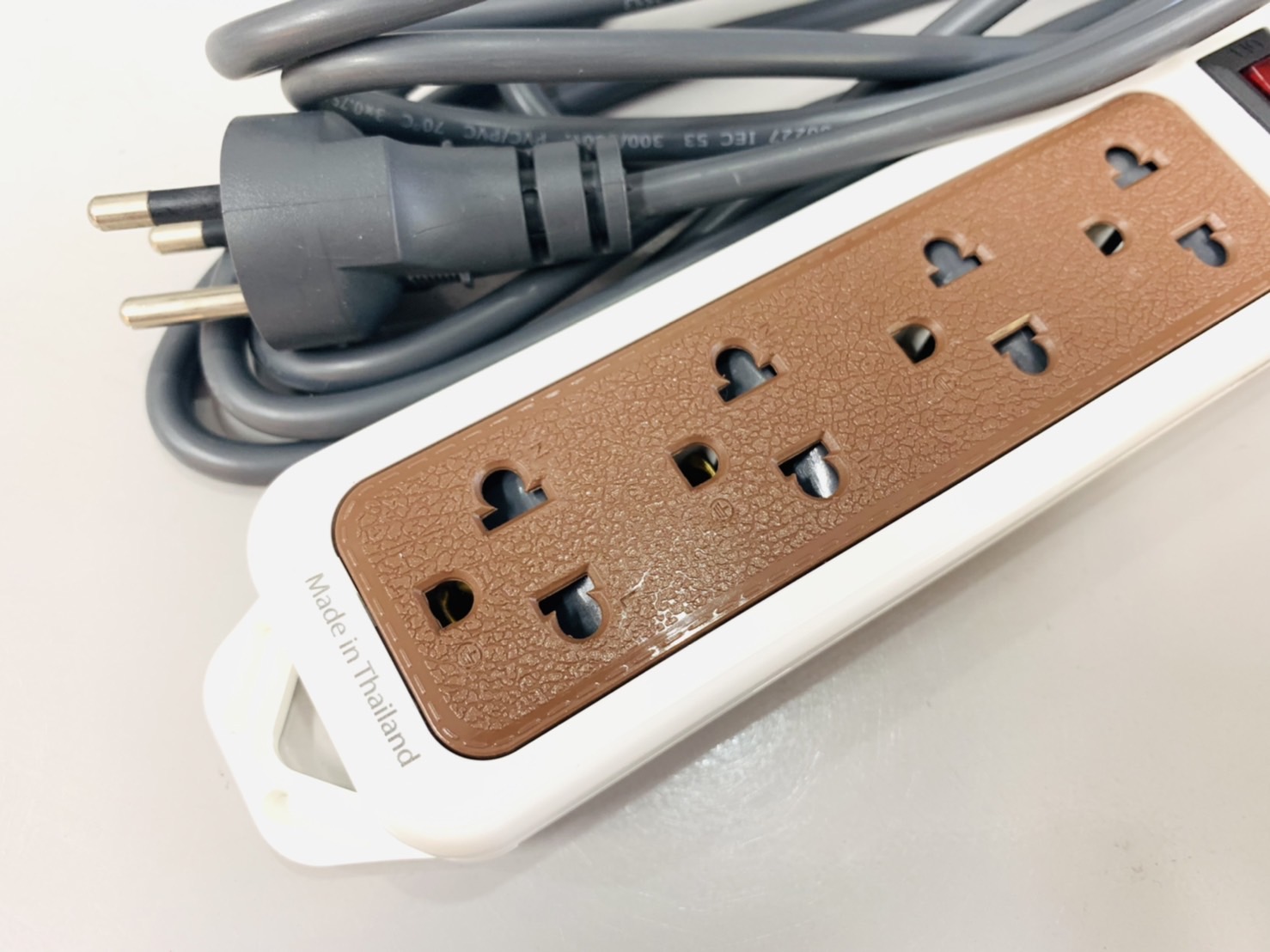 รางปลั๊ก 4 ที่ 3 เมตร โตชิโน 1สวิทซ์