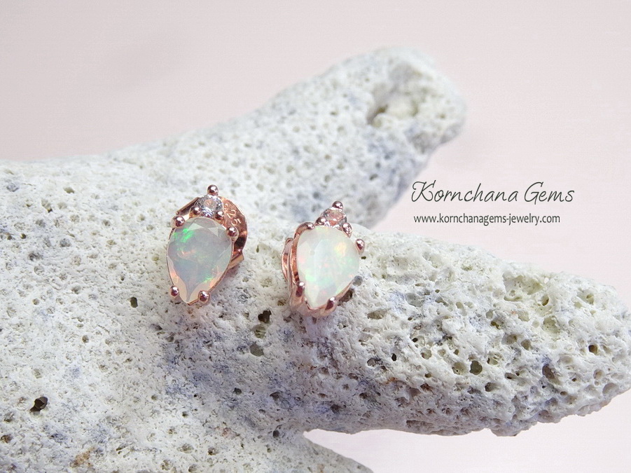 ต่างหูโอปอลสีรุ้งแบบติดหู น่าร๊ากกก โอปอลอัญมณีประจำราศีตุลย์ ตัวเรือนเงินแท้ silver925 สีพิงค์โกลด์ ขนาดกำลังดี ใส่ติดหูได้ตลอด