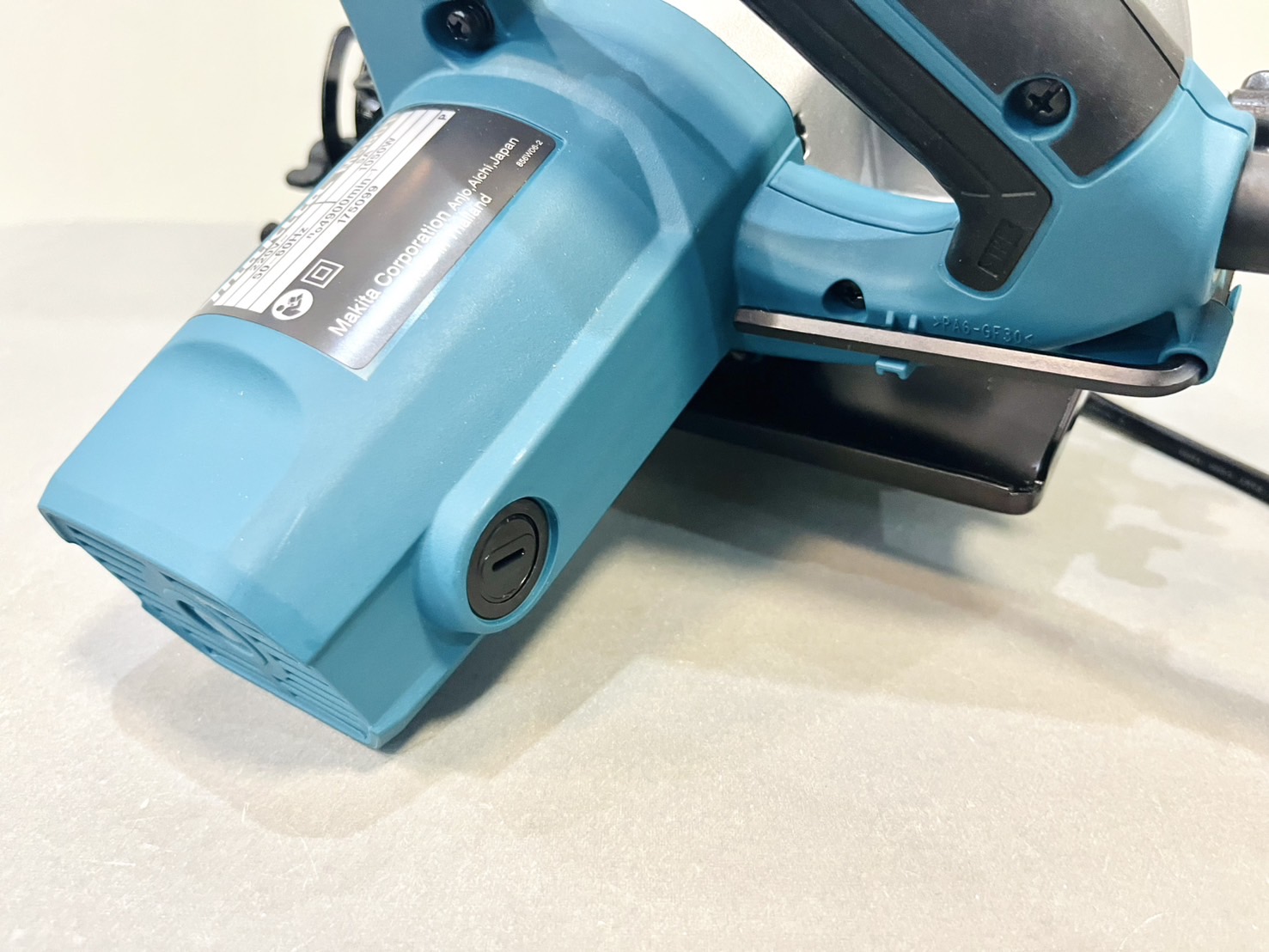 เครื่องเลื่อยวงเดือน 7" M5801B 1050w MAKITA