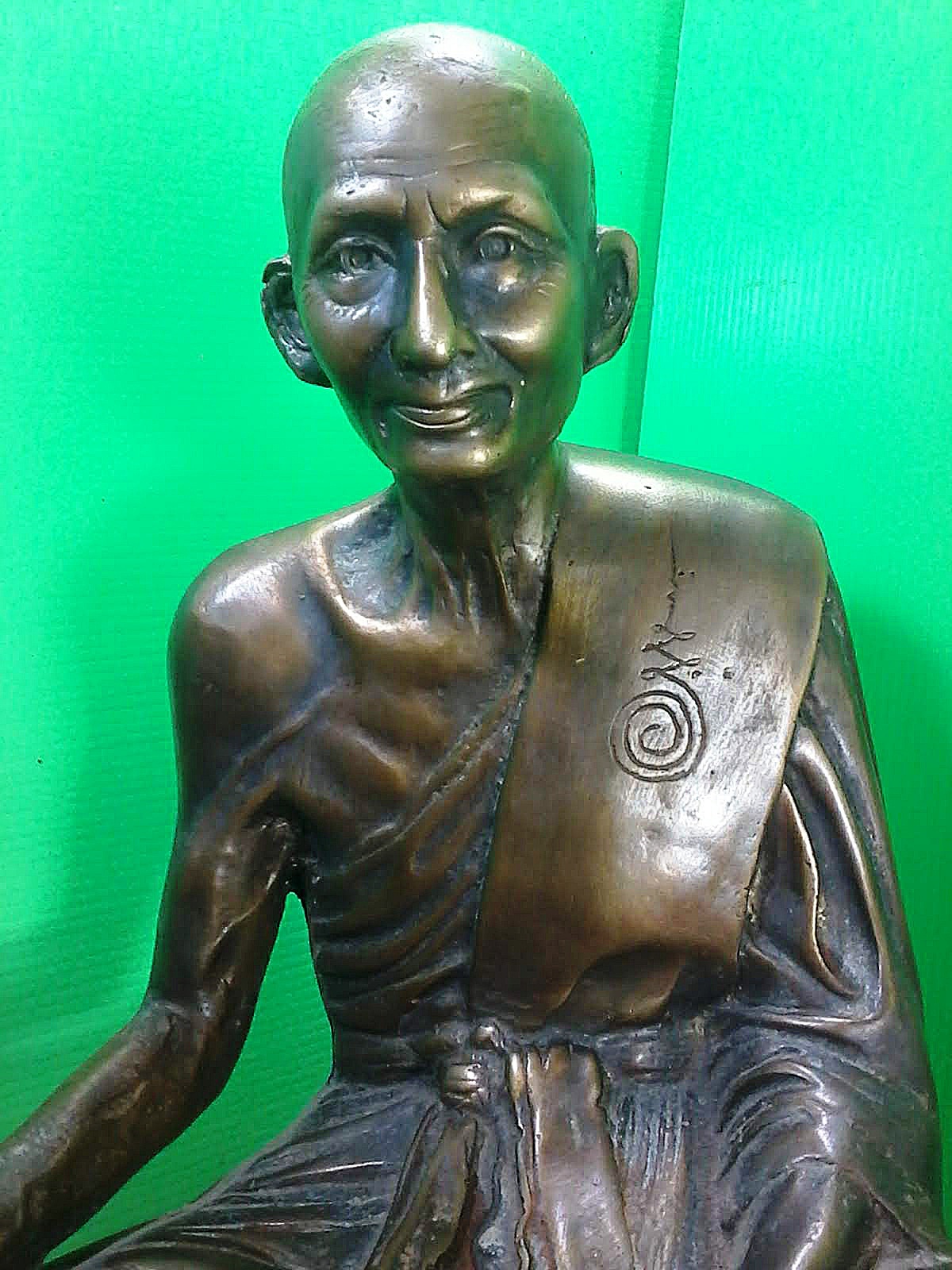 หลวงปู่ศุข วัดปากคลองมะขามเฒ่า อำเภอวัดสิงห์ จังหวัดชัยนาท หน้าตัก 9 นิ้ว
